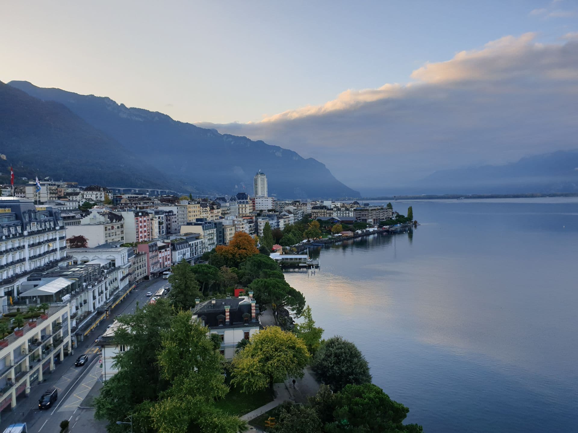 Vue panoramique du Lac Léman et des Alpes suisses — ancrage lémanique du cabinet AVCA